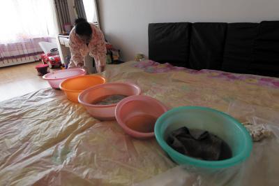 赞皇楼上漏水，住户失联，小区没物管，业主维权难！律师来支招……